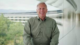 Après Tim Cook, Phil Schiller se retire (davantage) d'Apple : qui prendra sa place ?