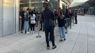 iPhone 16 : les premières files d'attente devant les Apple Store en France !