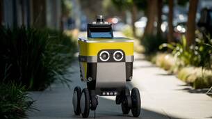 Insolite : collision entre un robot taxi et un robot livreur (pas de victime !)