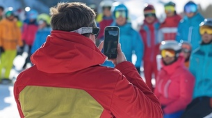 Il prend une photo avec son smartphone et fait une chute de 600 mètres