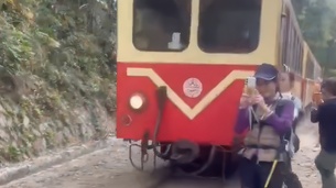 Elle tente de prendre un selfie près d’un train, et se fait percuter (vidéo)