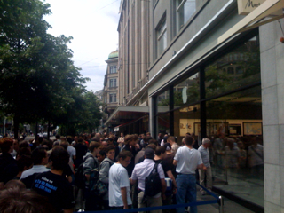 AppeStore Zurich : la file d'attente commence