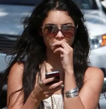 Vanessa Hudgens très fière de son iPhone 4