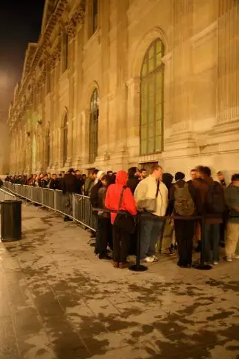 En direct - 300 personnes devant le Louvre !