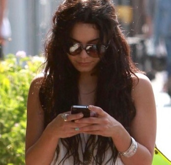 Vanessa Hudgens très fière de son iPhone 4