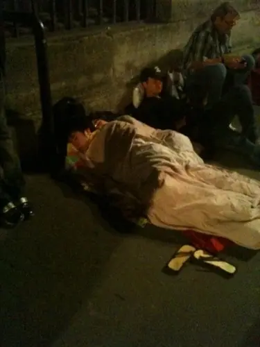 Petite foule devant les Apple Store de Paris et Montpellier