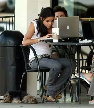 Michelle Rodriguez et son MacBook Pro