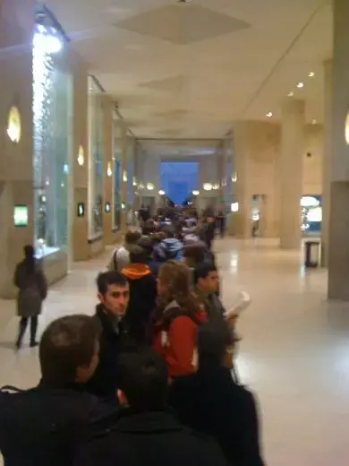 En direct - 300 personnes devant le Louvre !