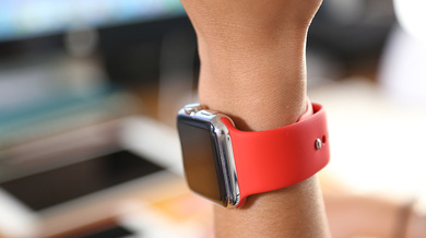 En photos : les nouveaux bracelets sport rouge (RED) et turquoise de l'Apple Watch