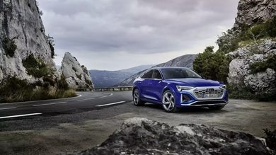 Audi E-Tron devient Audi Q8 E-Tron : énorme batterie, autonomie (et tarifs) en hausse 