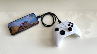 iPhone 15 : jouer sur une manette Xbox sans piles, c'est possible via l'USB-C !