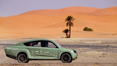 Une voiture solaire très moche mais avec 1000Km d'autonomie pour 1,2t !