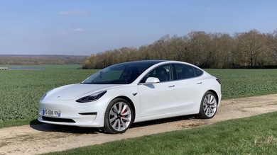 Tesla : la nouvelle Model 3 2023 camouflée et une vidéo impressionnante de l'usine de Berlin !