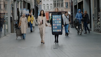 L'iPhone, objet addictif, et au coeur du nouveau clip d'Angèle, Amour, Haine & Danger