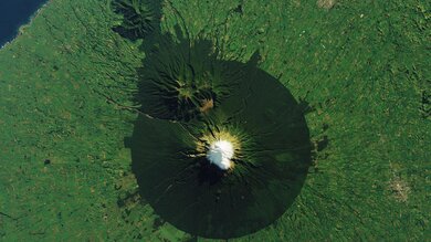 Ce volcan entouré de sa « forêt des Gobelins » existe vraiment, et c’est fou