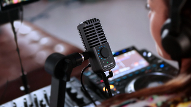 Un micro couplé à une interface audio avec l'iRig Stream Mic Pro d'IK Multimedia