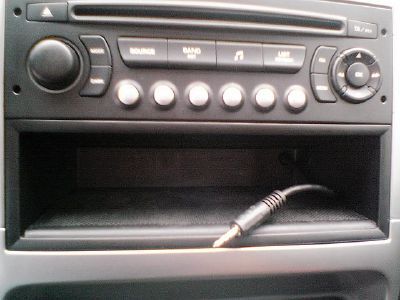Illustration : Un iPod dans une Peugeot/Citroen