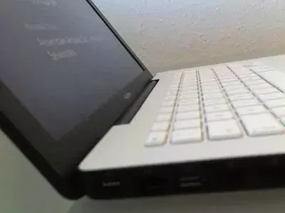 Un MacBook noir & blanc