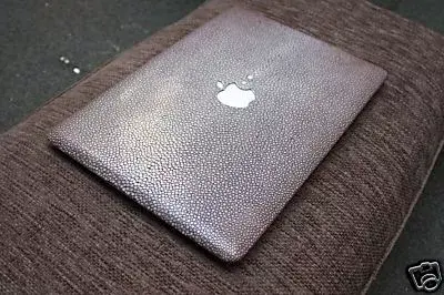 Un Mac Book Air habillé de peau de raie