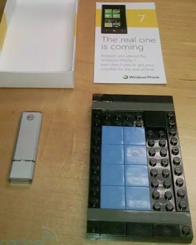 Un Windows Phone 7 en Lego pour invitation