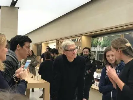 La suite de la tournée parisienne de Tim Cook : l'Apple Store Saint Germain