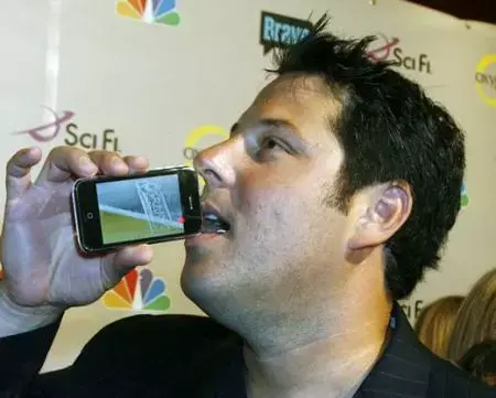 Greg Grunberg boit une bière 3G