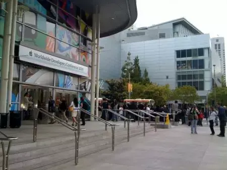 WWDC : il y a du monde devant le Moscone Center !