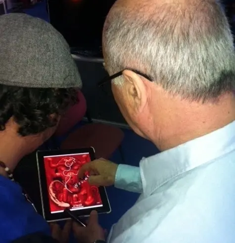 Georges Wolinski découvre l'iPad à la Réunion