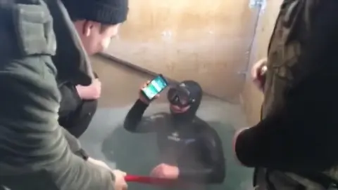 Insolite : en Russie, on pêche l'iPhone 7 plus au fond des trous de glace ?