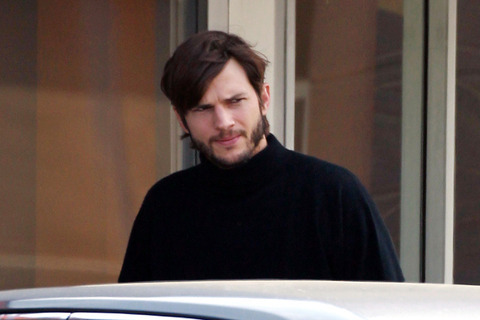 Ashton Kutcher a pris l'habit de Super Steve Jobs