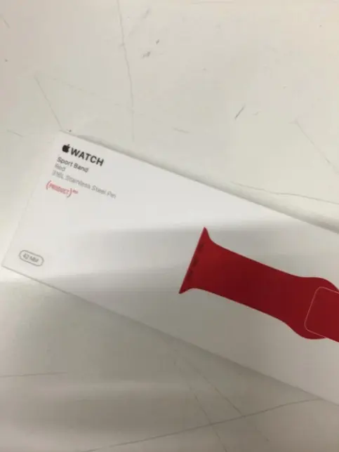 Voici la boite du bracelet sport RED de l'Apple Watch