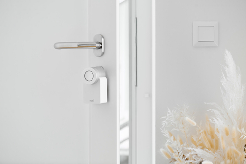 Une batterie et une livrée blanche pour la serrure connectée Nuki compatible HomeKit