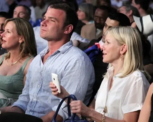 Naomi Watts ne quitte pas son iPhone