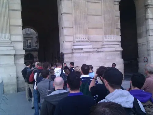 Petite foule devant les Apple Store de Paris et Montpellier