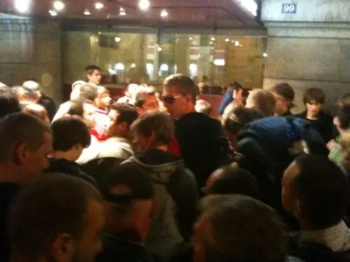 Petite foule devant les Apple Store de Paris et Montpellier
