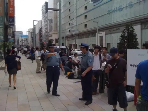 Petite foule devant les Apple Store de Paris et Montpellier