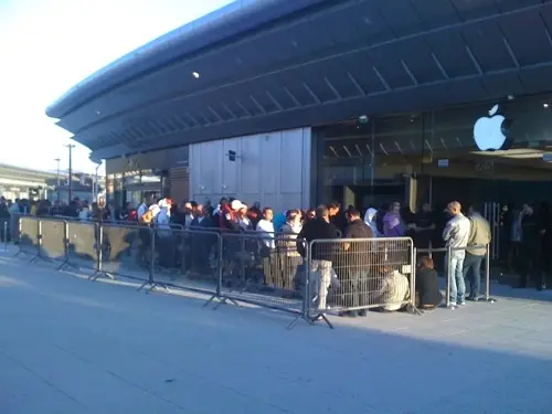 Petite foule devant les Apple Store de Paris et Montpellier