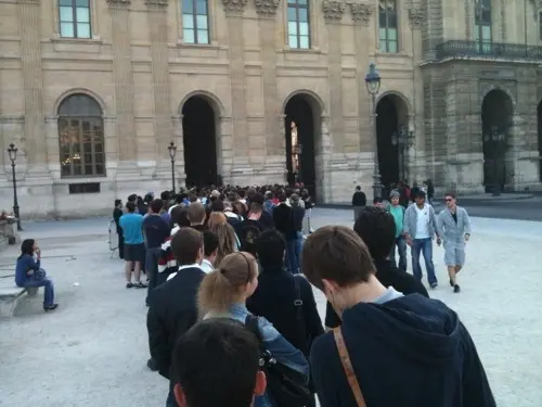 7h30 : plusieurs centaines de personnes devant le Carrousel du Louvre