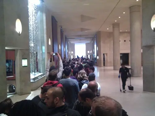 7h30 : plusieurs centaines de personnes devant le Carrousel du Louvre