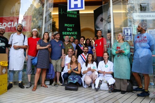 L'association ATTAC a installé un "hôpital" dans l'Apple Store St Germain