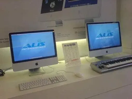 l'iMac Alu arrive à Paris !