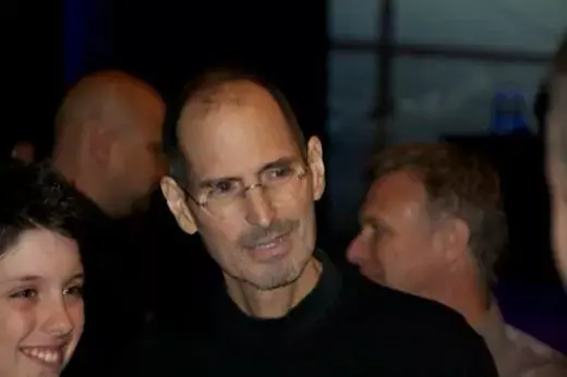 Pourquoi Apple France a-t-elle appelé Libération au lendemain de la mort de Steve Jobs ?