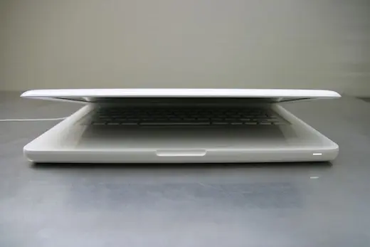 MacBook Unibody : le plastique arrondit les angles