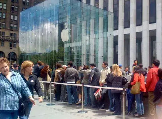 Une file d'attente mystère devant un AppleStore