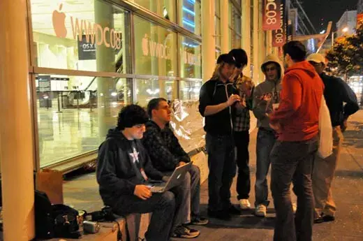 La queue se forme devant le Moscone center