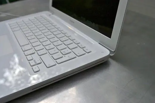 MacBook Unibody : le plastique arrondit les angles