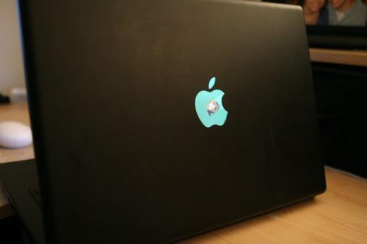 Le logo d'un MacBook transformé en second écran lcd