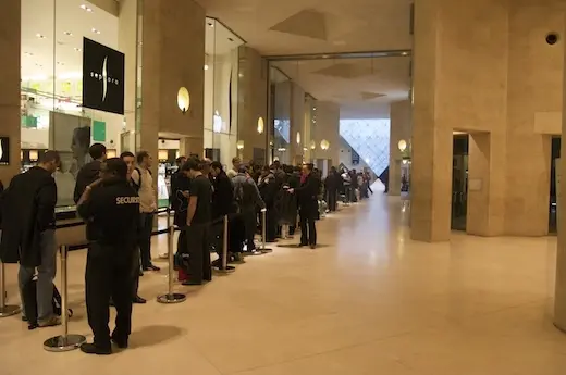 Apple Store Louvre : une queue incroyable !