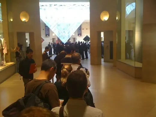 La queue devant l'Apple Store du Louvre