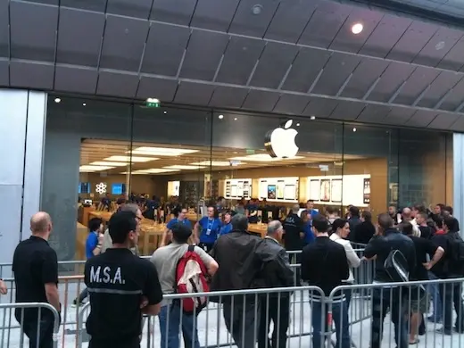 La queue devant l'Apple Store du Louvre